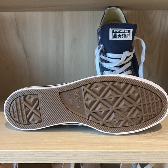 Converse Men’s Size 7 - Picture 3 of 3